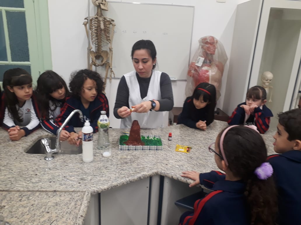 Estudantes realizam simulação de erupção de um vulcão