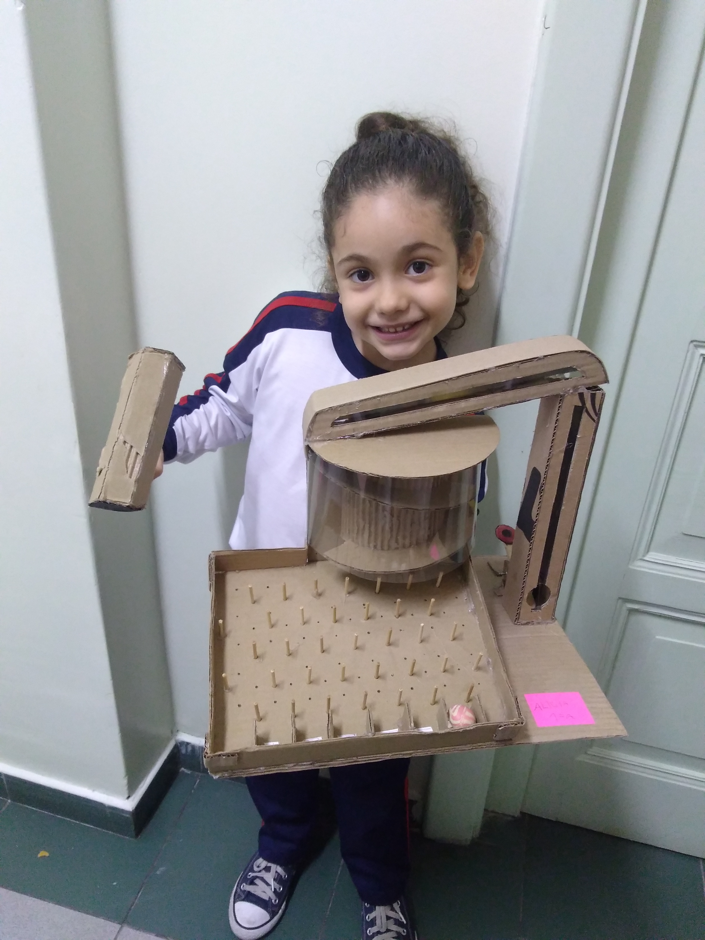 1º ano do Ensino Fundamental realiza atividade com material reciclável