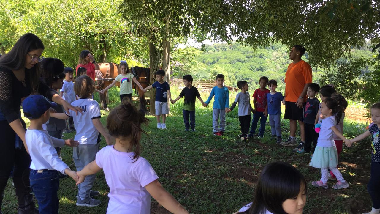 Turmas do Infantil III e 1ºs anos visitam a Fazenda Mãe Terra