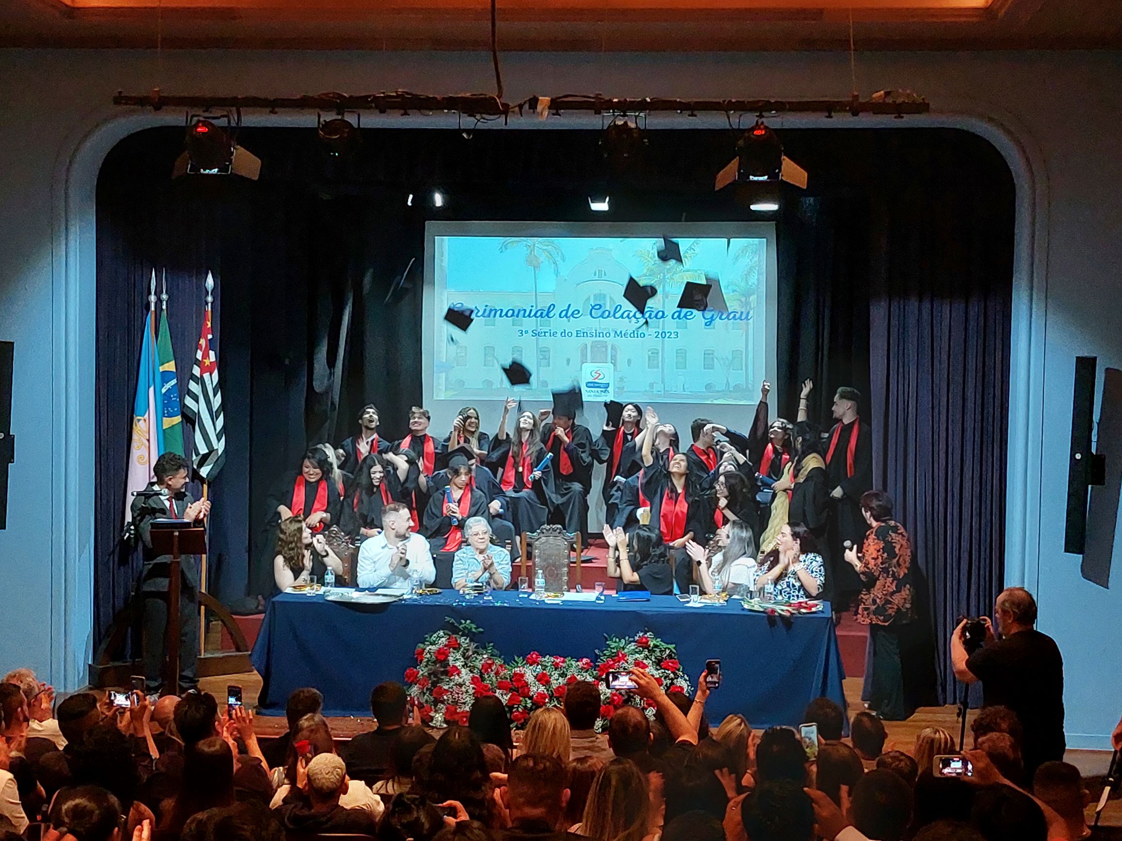 Turma da 3ª Série do Ensino Médio celebra o encerramento da vida escolar