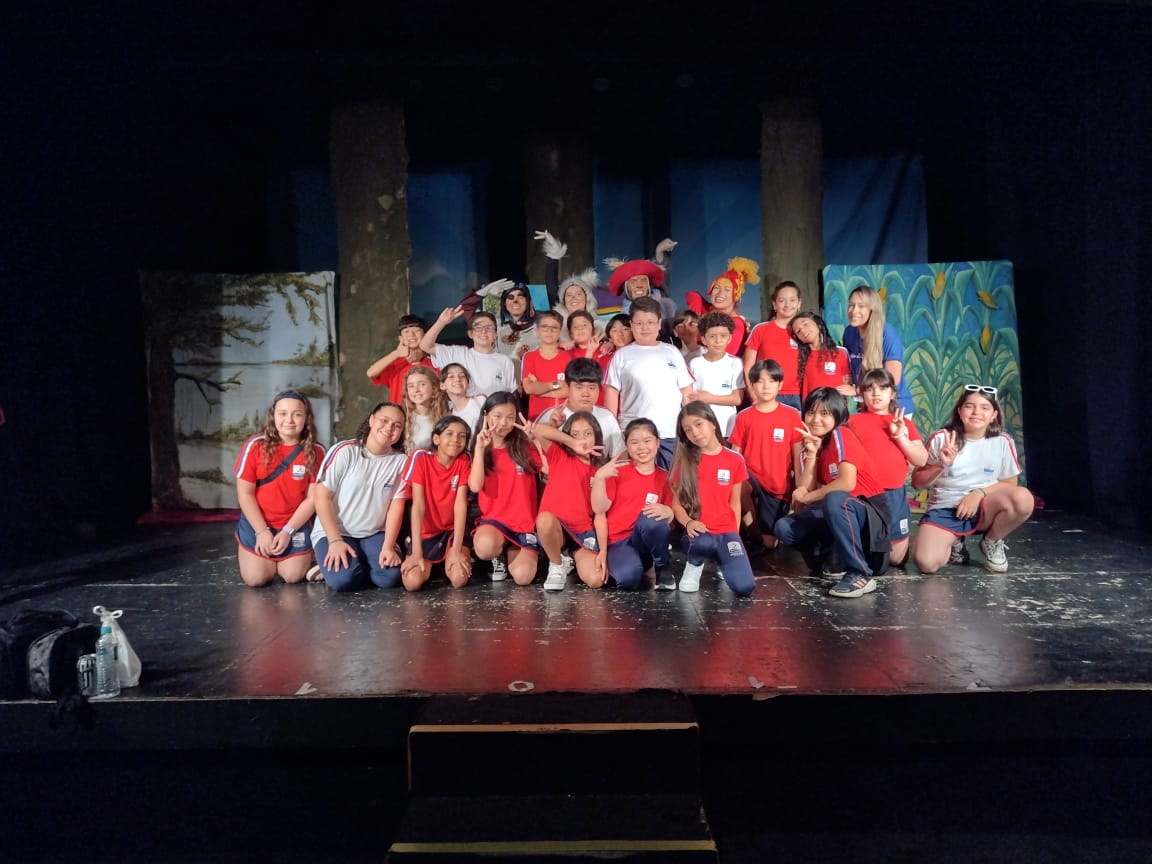 Turmas de 3º, 4º e 5º Ano realizam saída cultural ao teatro e assistem a peça "Os Saltimbancos"