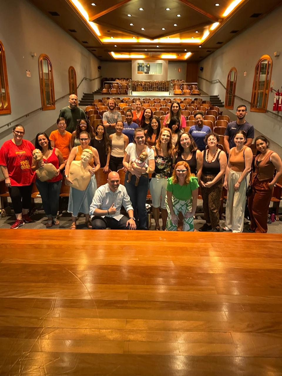 Equipe de colaboradores participa de treinamento de primeiros socorros