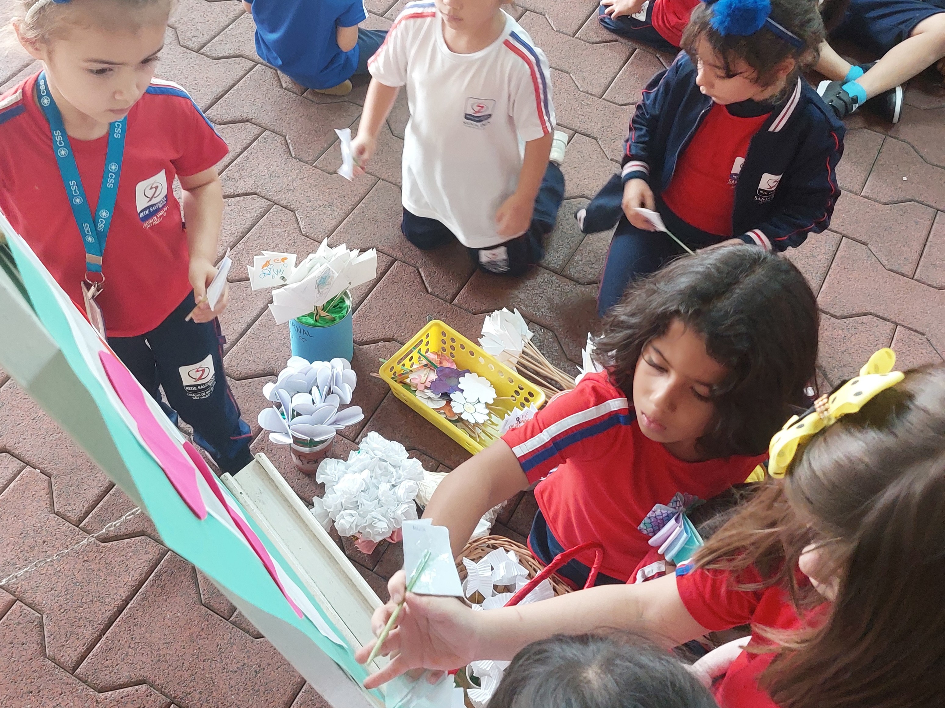 Turmas da Educação Infantil e Ensino Fundamental Anos Iniciais prestam homenagem ao Papa Francisco