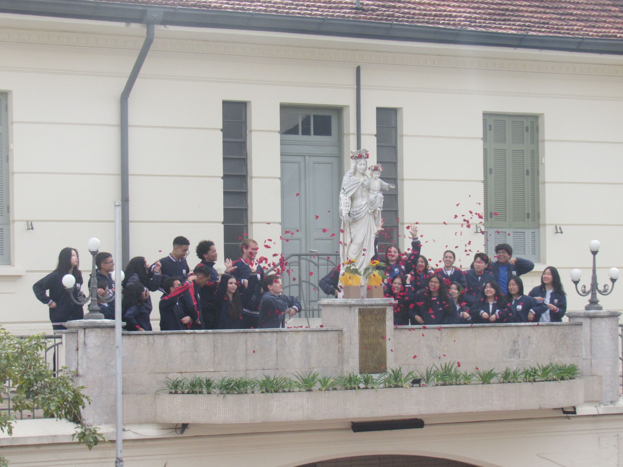 Colégio de Santa Inês celebra o dia de Nossa Senhora Auxiliadora junto de seus estudantes, educadores e familiares