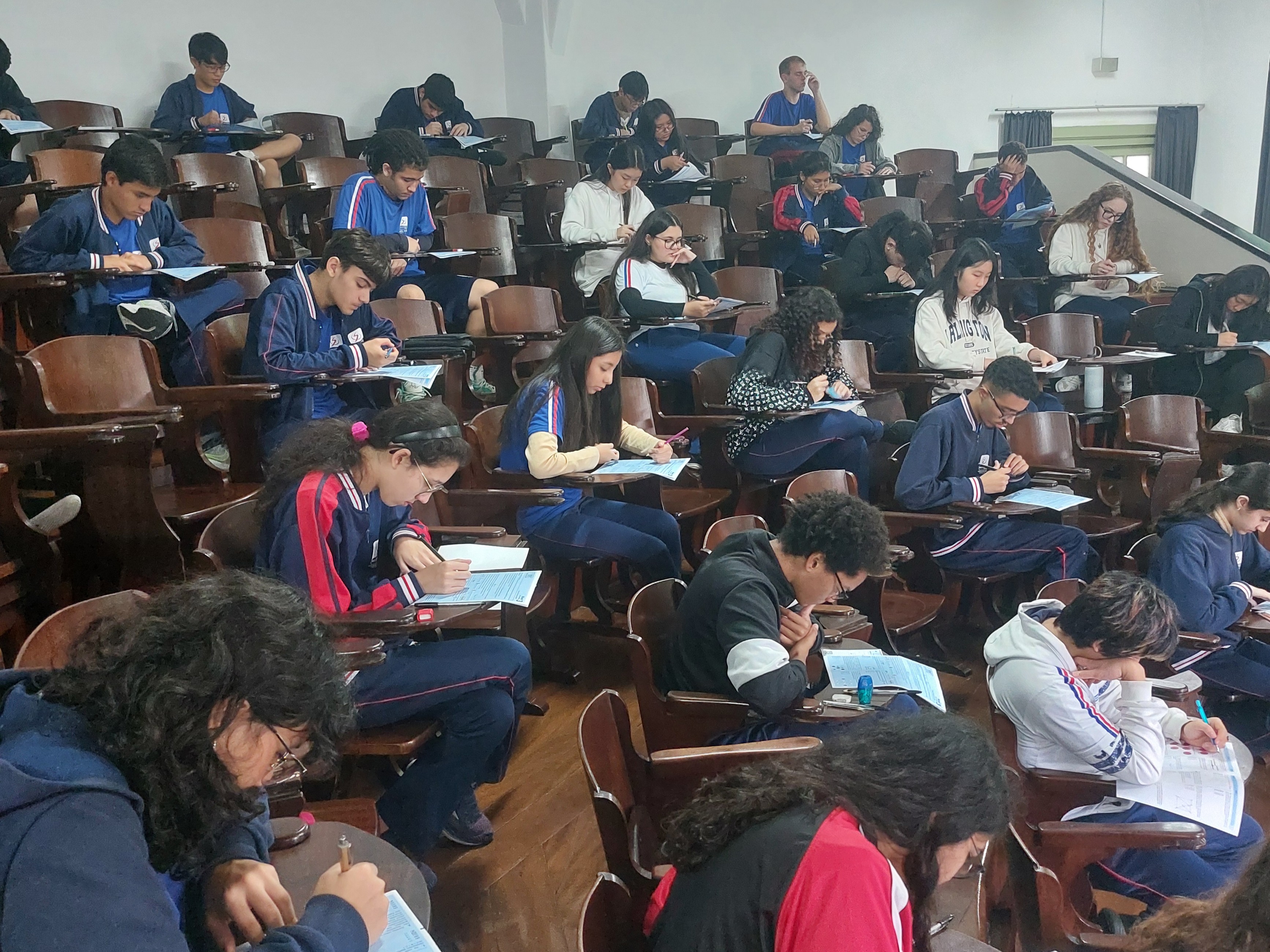 Grupo de estudantes realiza primeira prova da OBMEP