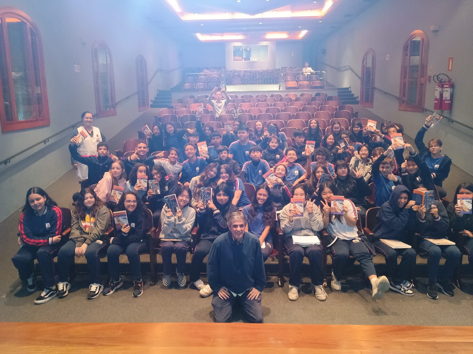 8º Ano recebe visita do autor Beto Junqueyra