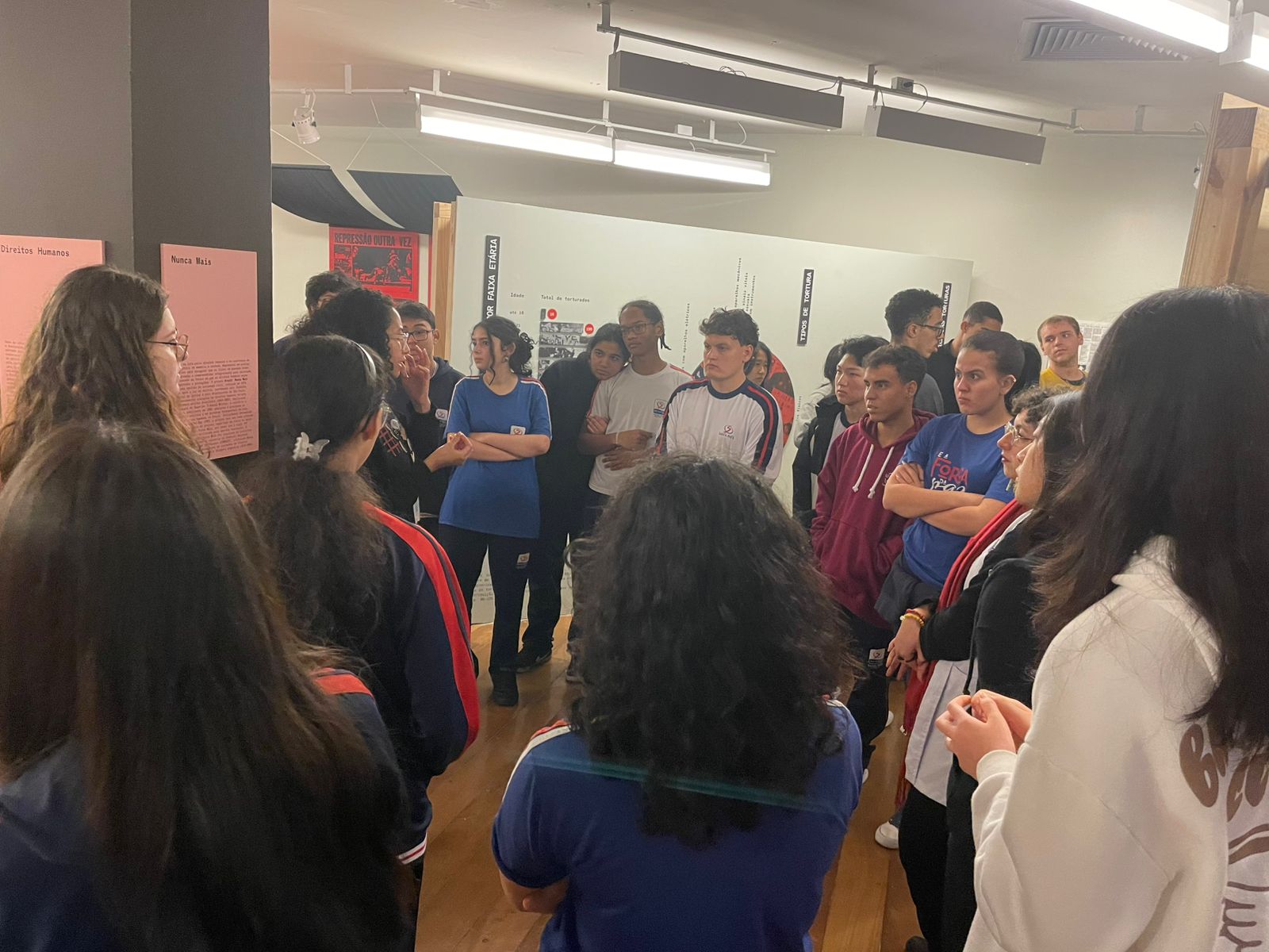 Jovens da 3ª Série do Ensino Médio visitam Memorial da Resistência