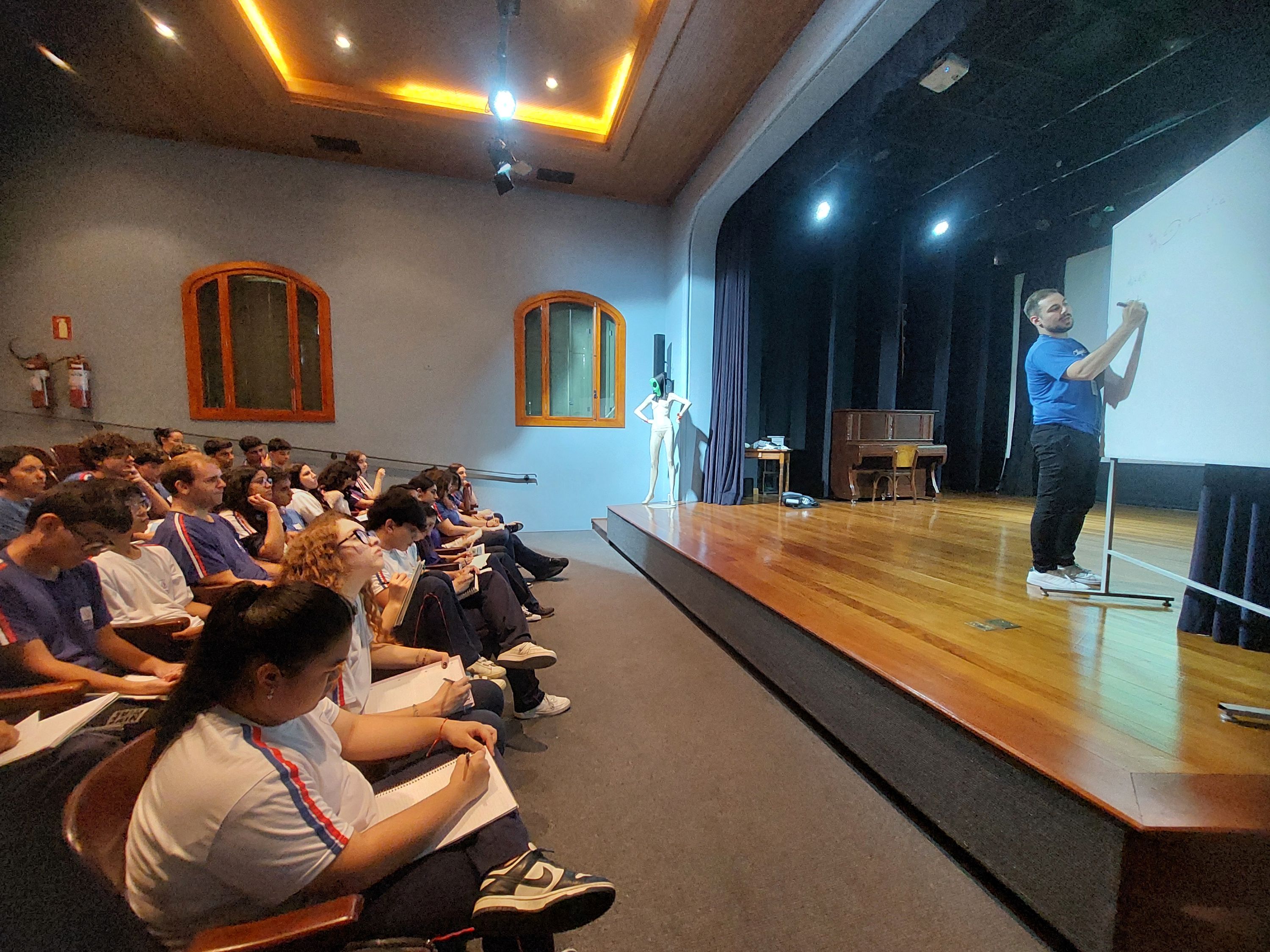 Estudantes do Ensino Médio tem último encontro da "Maratona Enem"