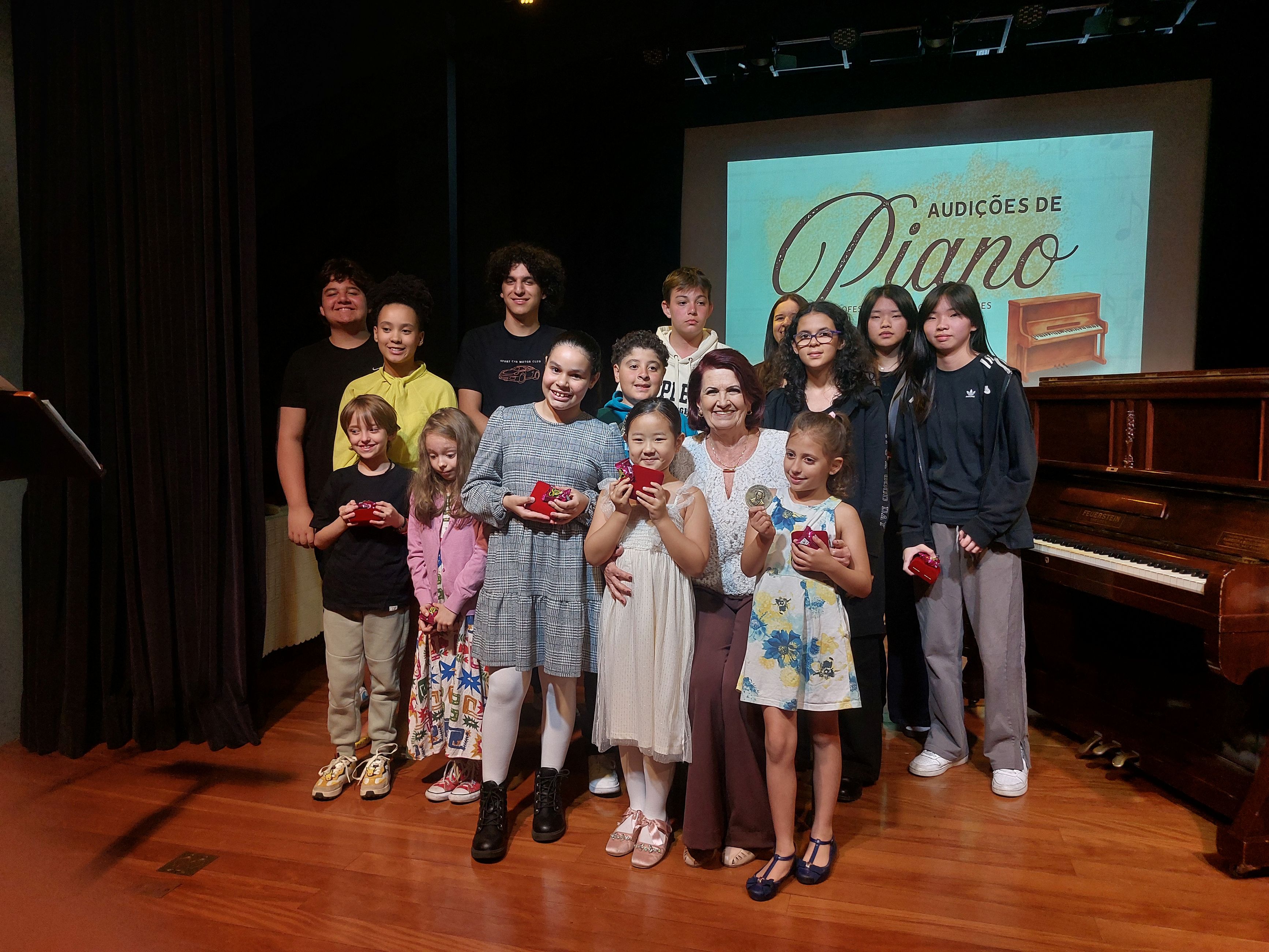 Crianças e Jovens participantes da Atividade Extracurricular de Piano mostram seu talento durante Audições