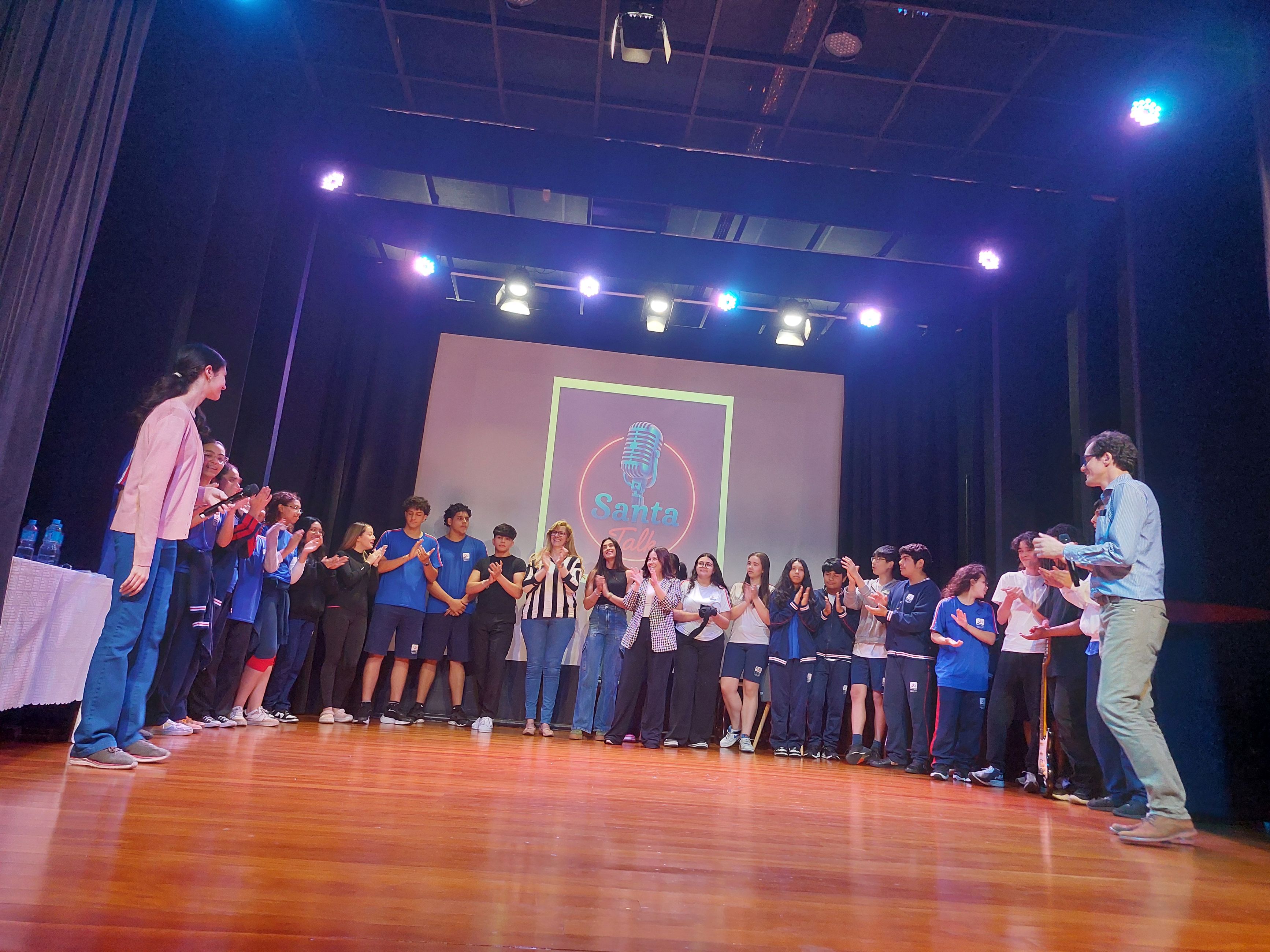 Turma da 2ª Série do Ensino Médio realiza Talk Show para conclusão da UCC "Comunicação em Síntese"