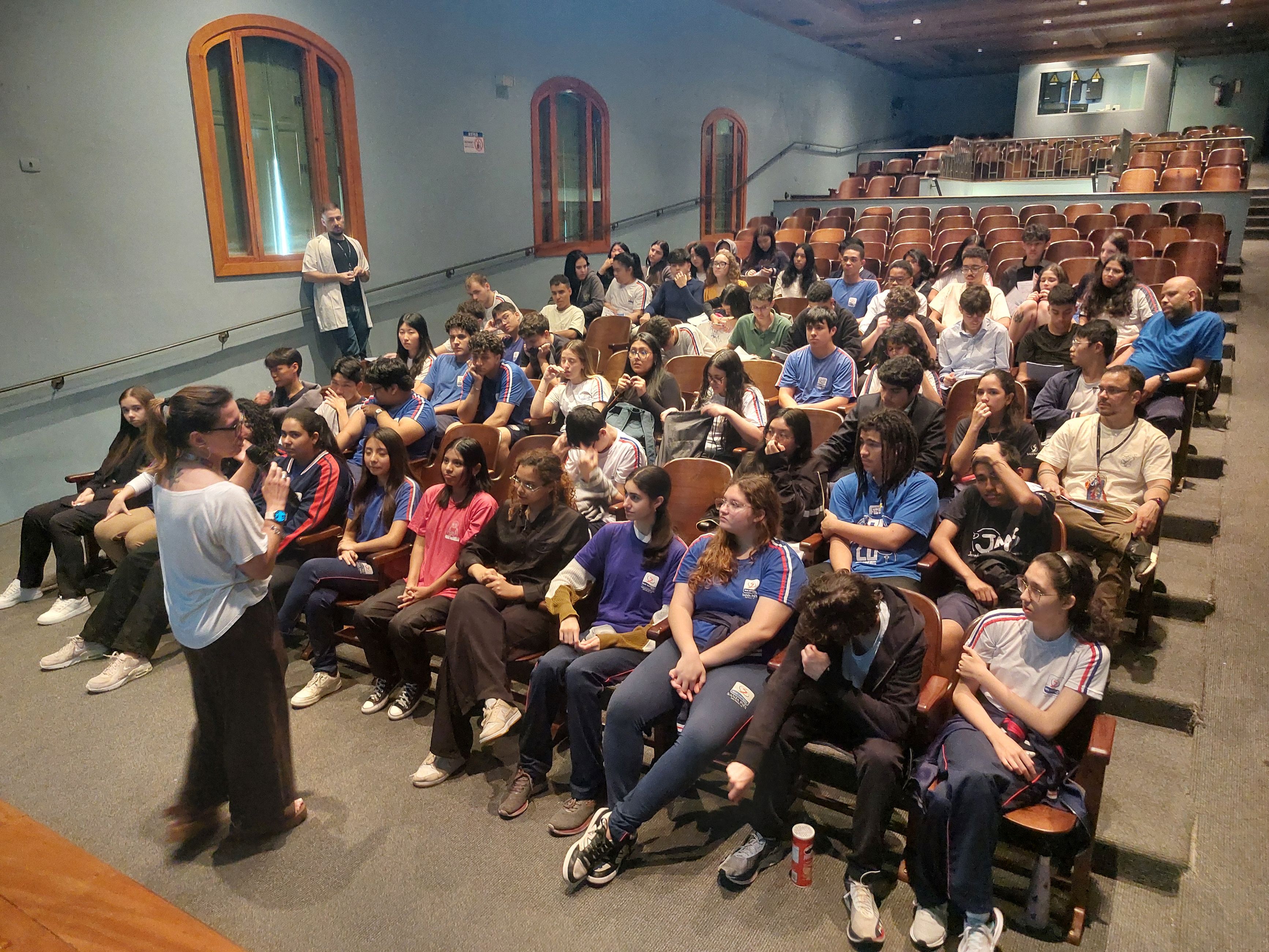 Turmas do Ensino Médio apresentam produtos finais das Eletivas do 2º Semestre