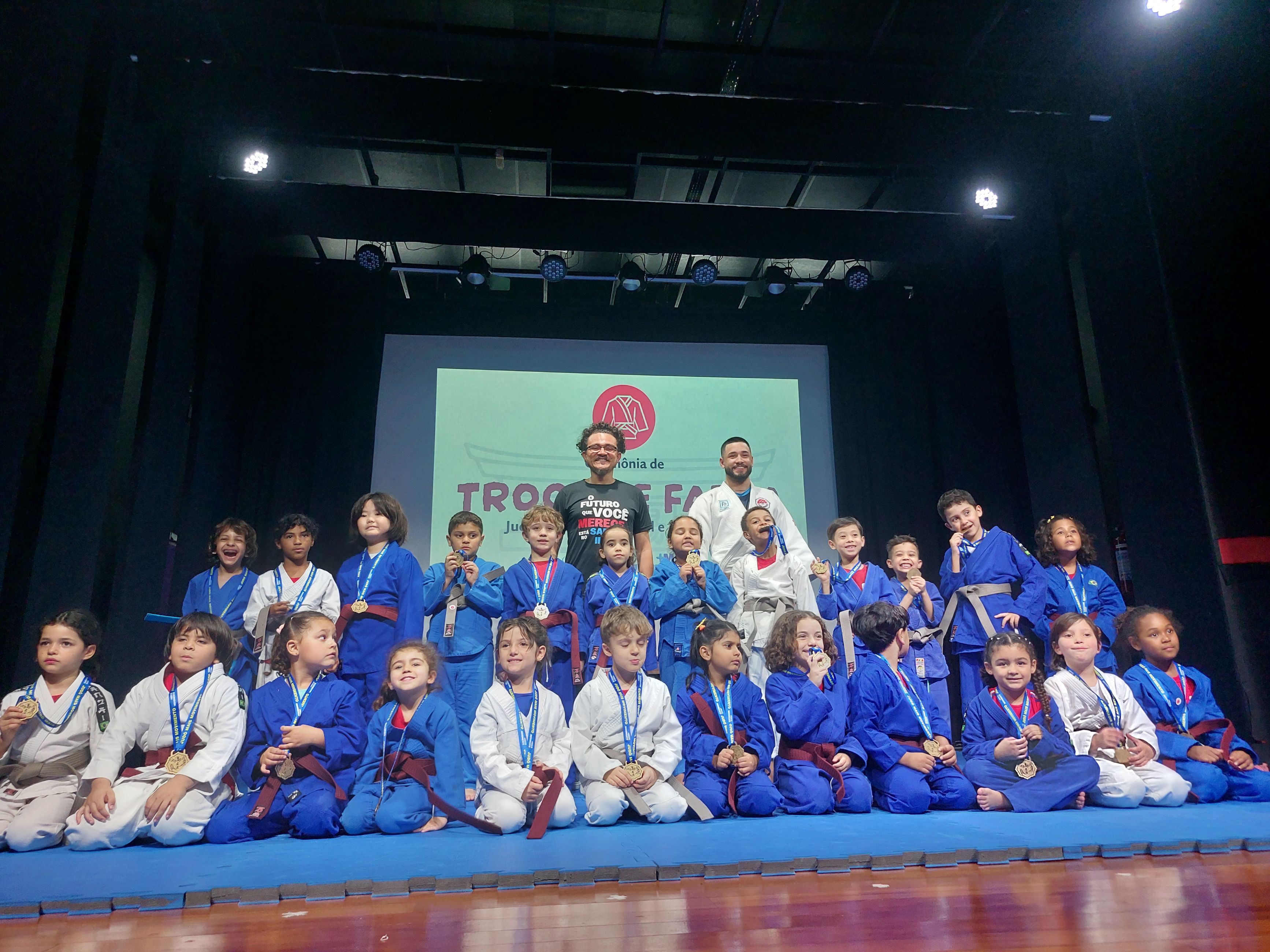 Turmas da atividade extracurricular de Judô participam de cerimônia de troca de faixa
