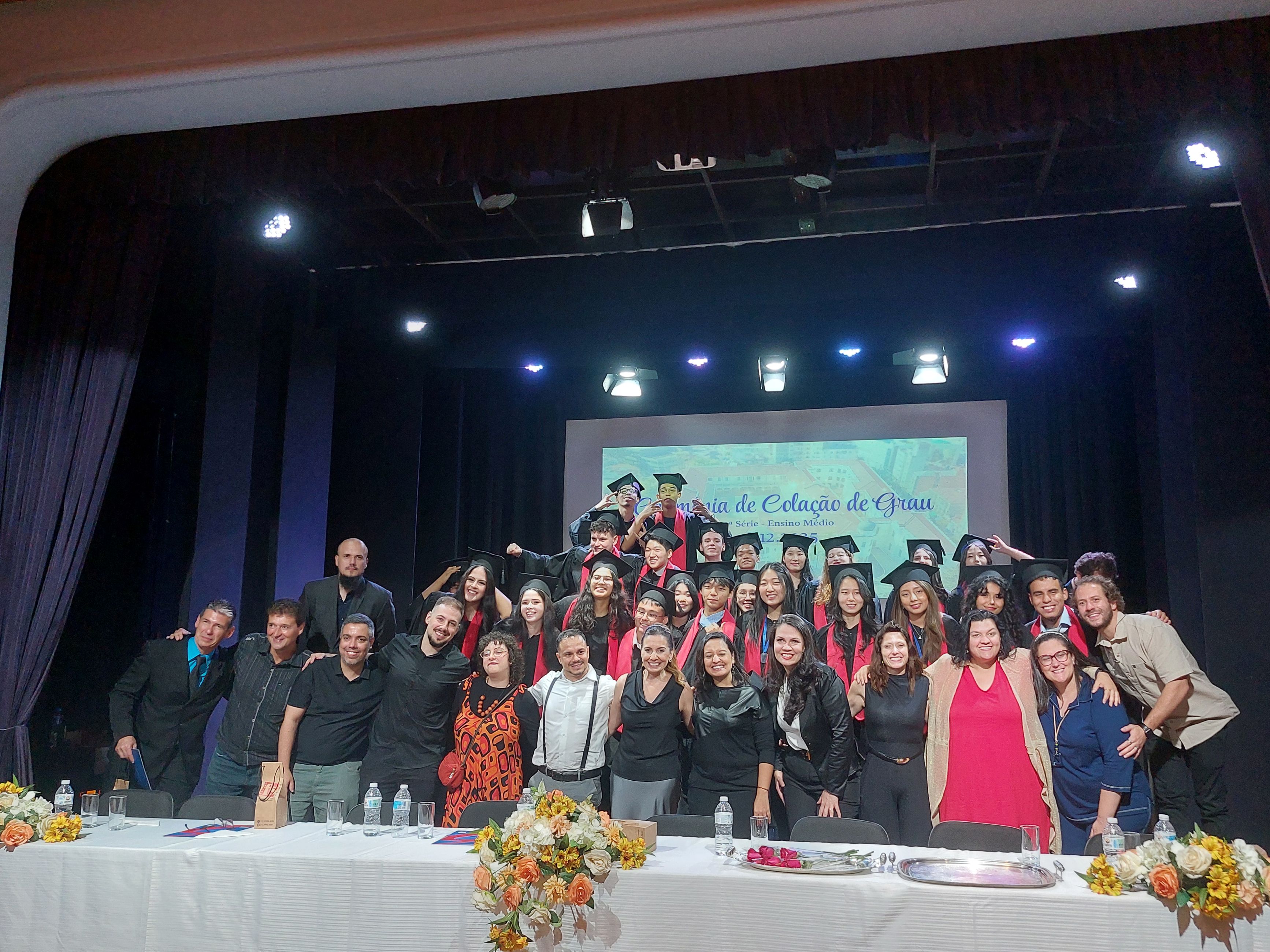 Jovens da 3ª Série do Ensino Médio participam de cerimônia de Colação de Grau