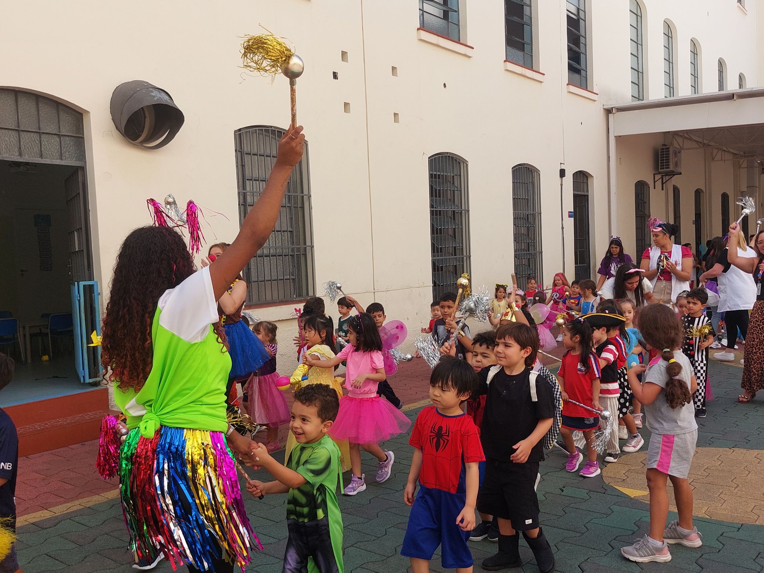 Turmas da Educação Infantil participam de seu próprio "bloco carnavalesco"