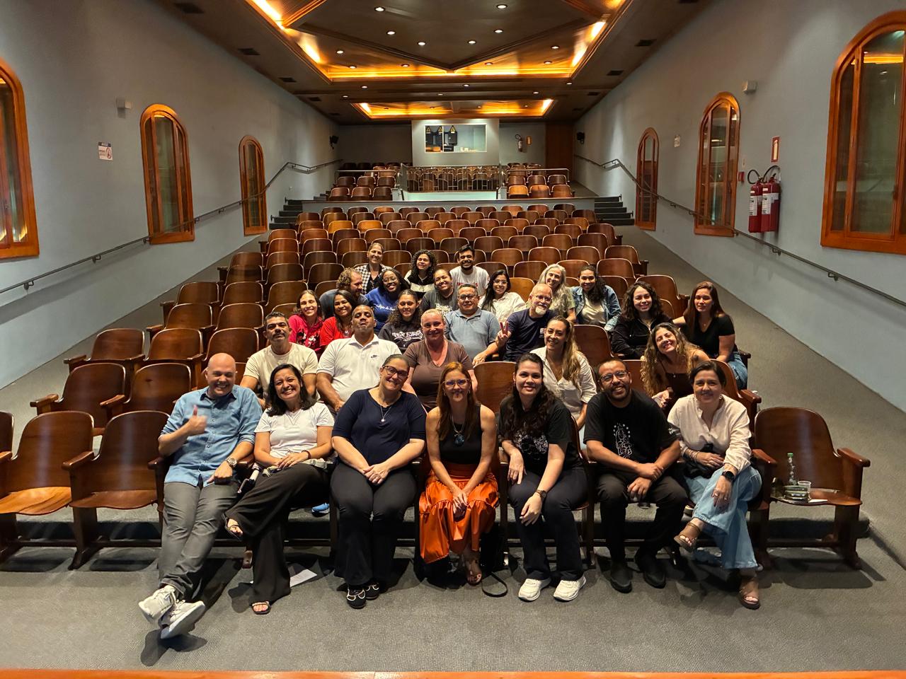 Equipe de colaboradores participa de treinamento de primeiros socorros