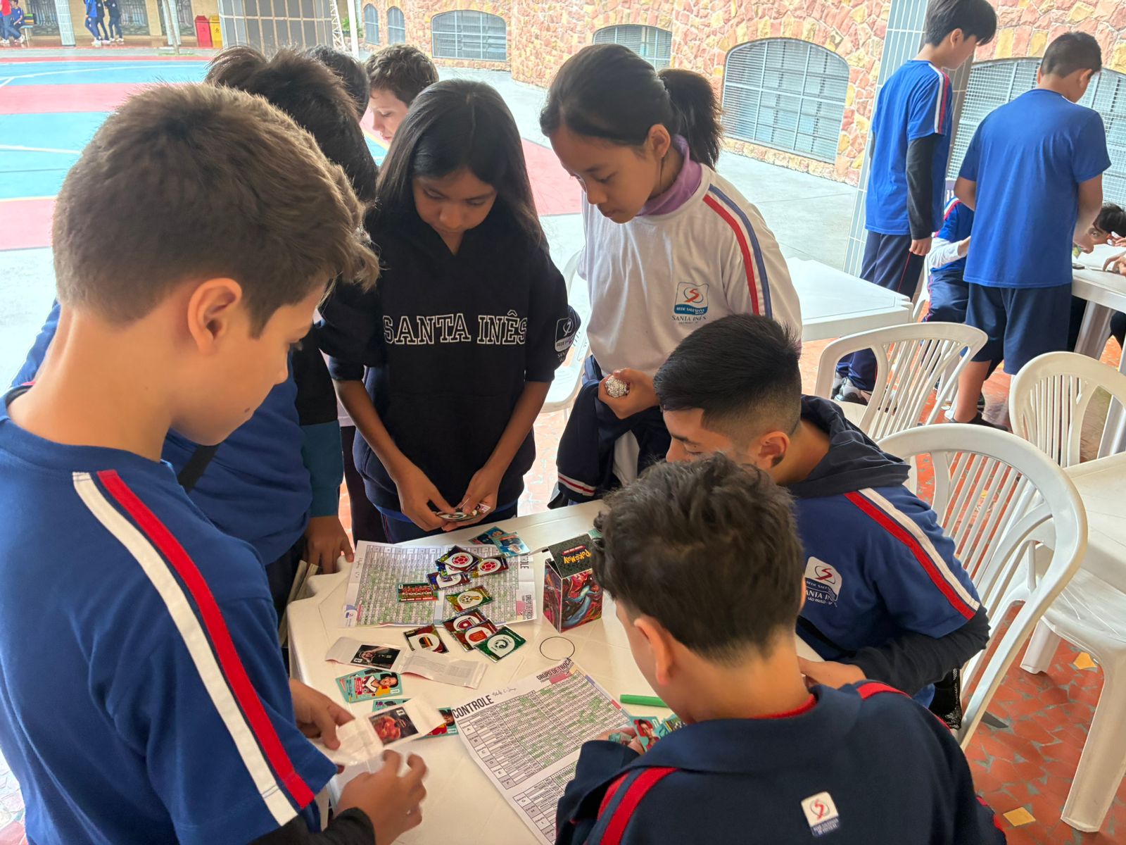 Colégio de Santa Inês promove grupos de troca de figurinhas do álbum da Copa do Mundo