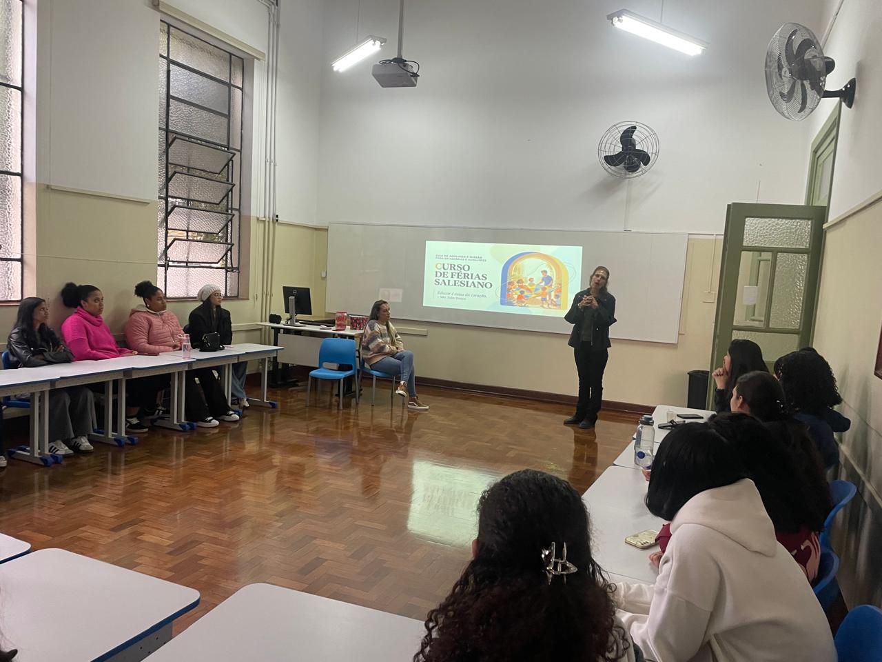 Equipe de Auxiliares de Classe e Estagiárias participam de formação para o Curso de Férias