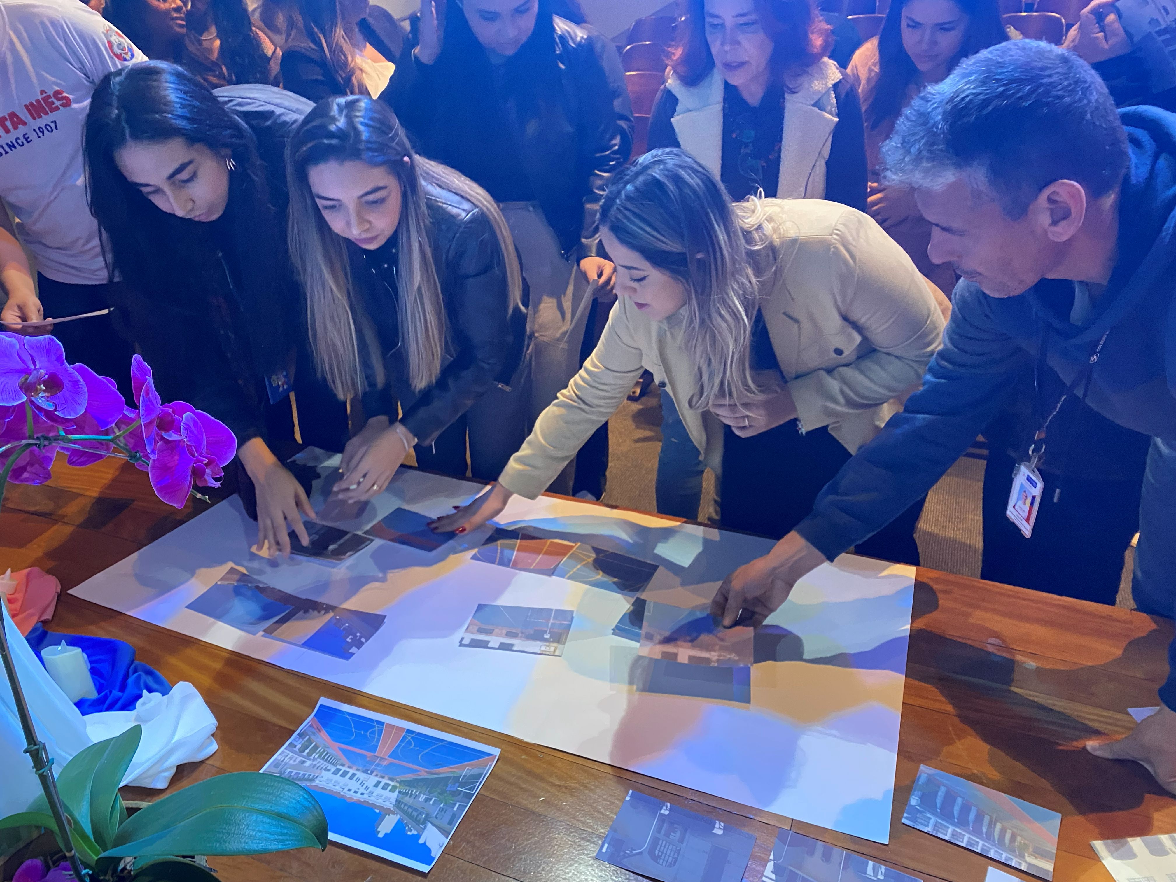 Equipe de educadores se reúne para o replanejamento do segundo semestre