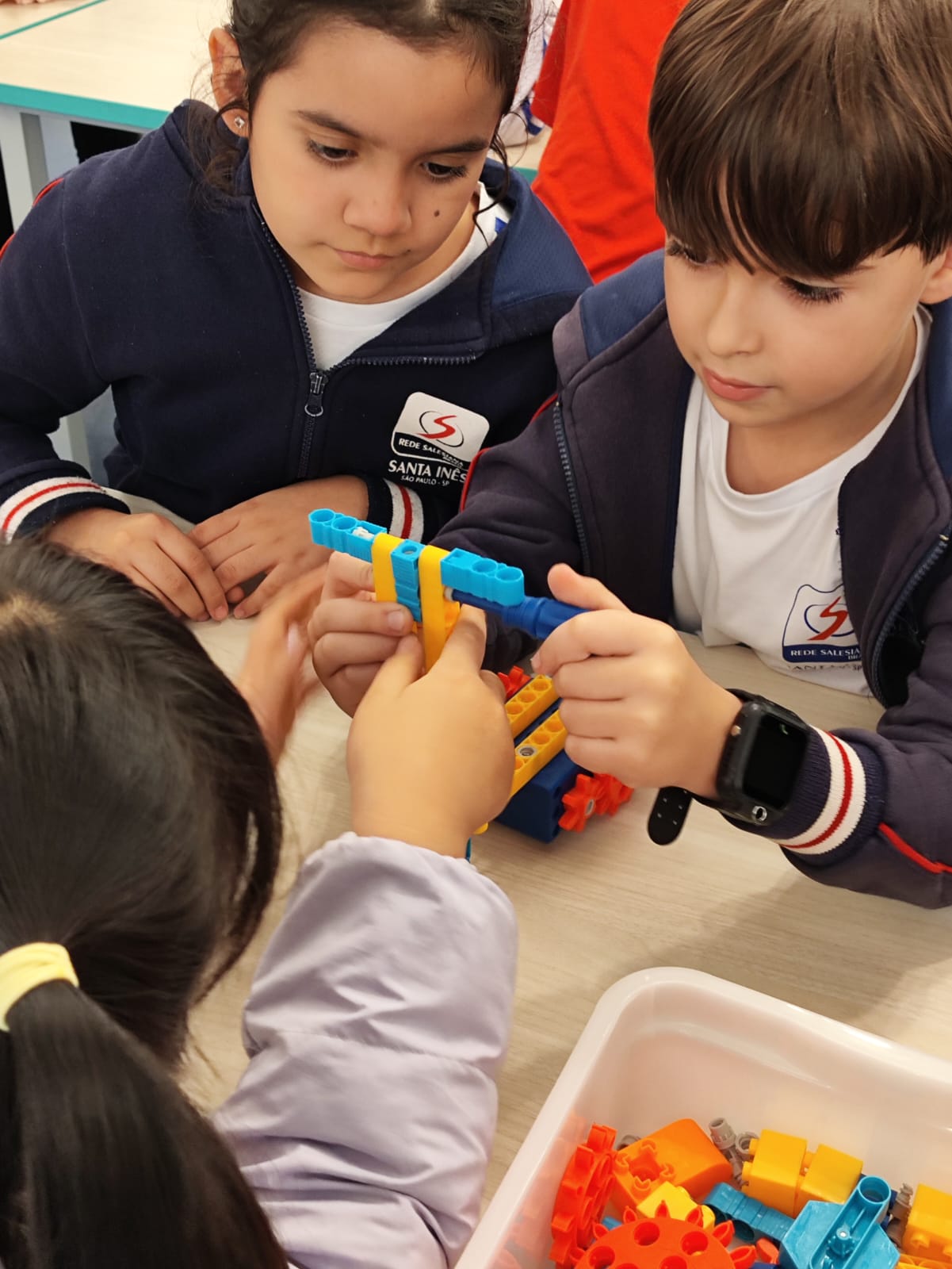 Turmas do Ensino Fundamental Anos Iniciais recebem novo material para as aulas de Robótica