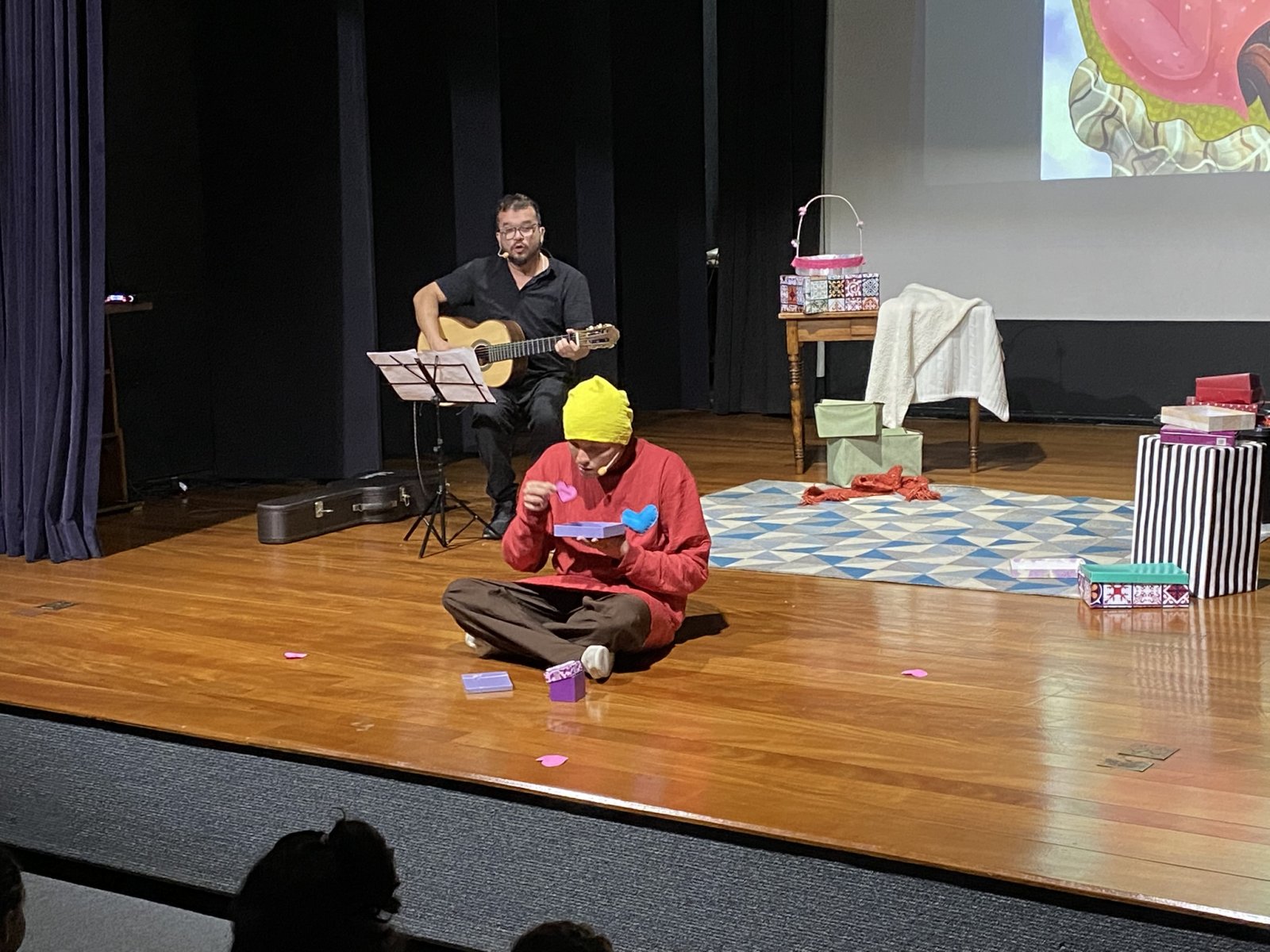 Turmas do 2º Ano recebem visita especial para conversar sobre livro paradidático 