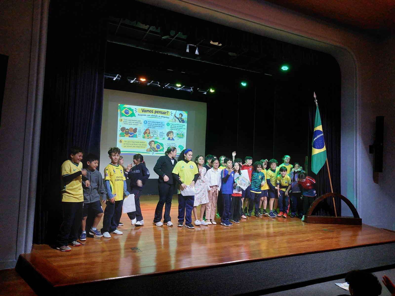 Turmas do 4º Ano apresentam acolhida celebrando o Dia da Independência do Brasil